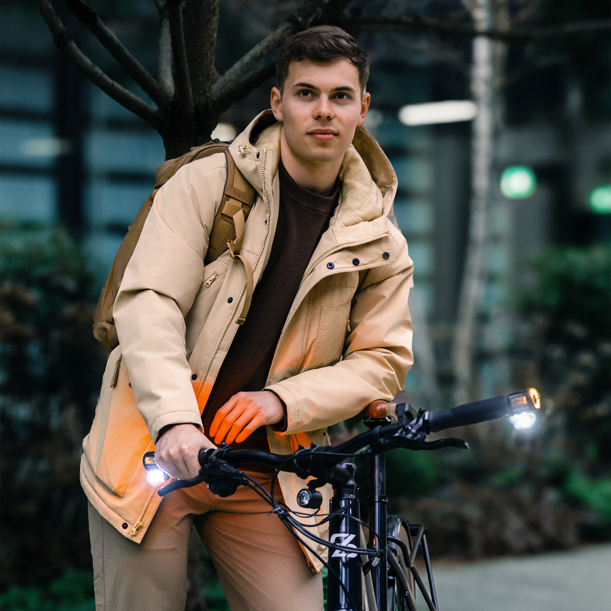 Arthur Claessens à vélo, équipé de SideLights allumés.